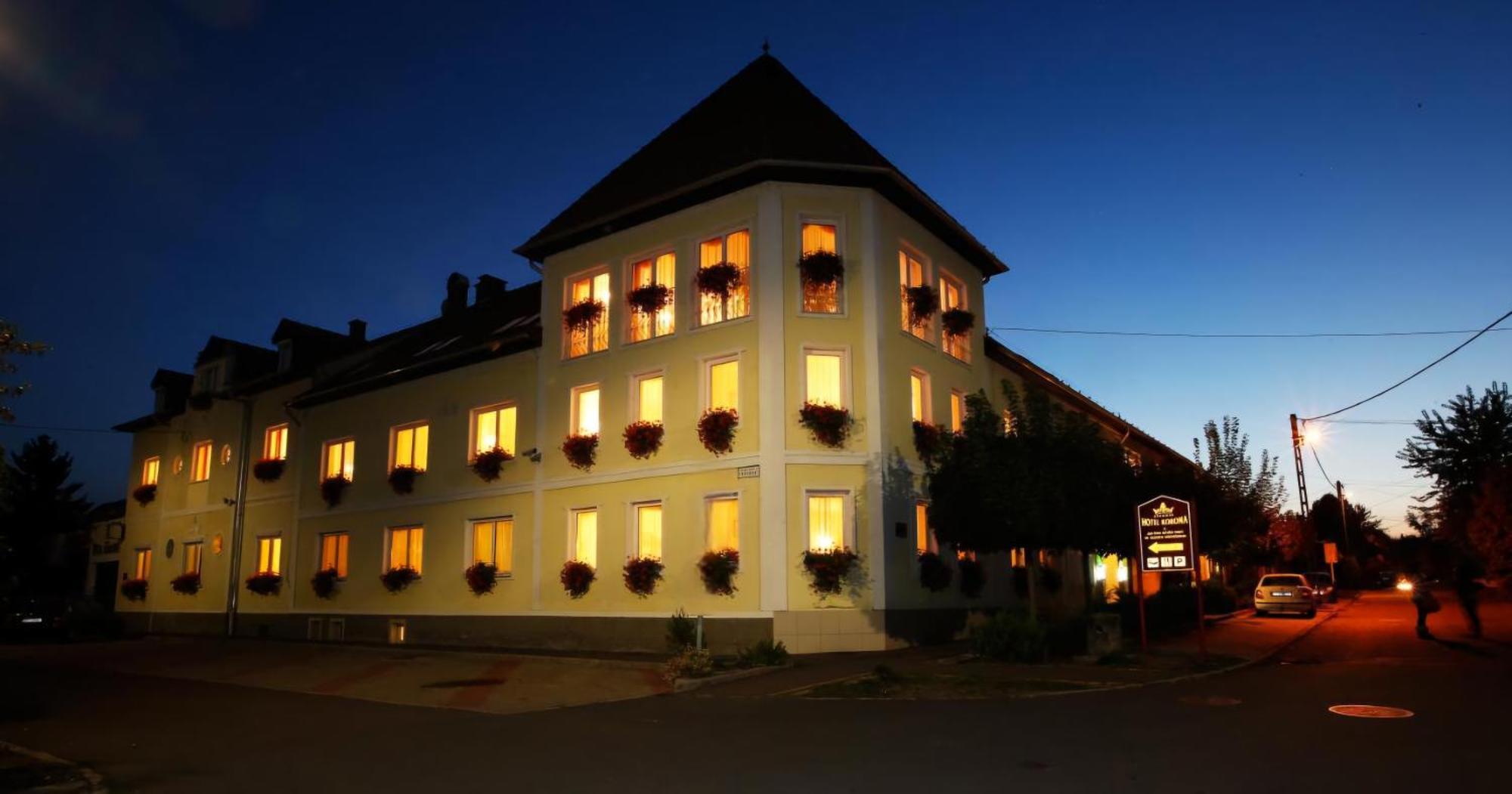 Hotel Korona Wellness, Rendezveny Es Borszalloda Эгер Экстерьер фото