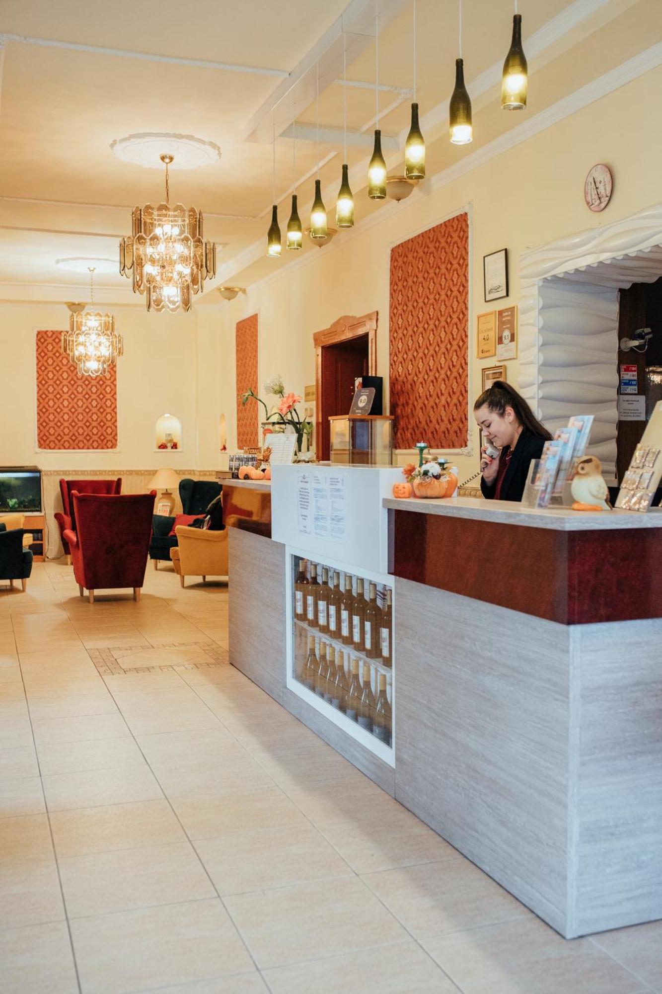 Hotel Korona Wellness, Rendezveny Es Borszalloda Эгер Экстерьер фото