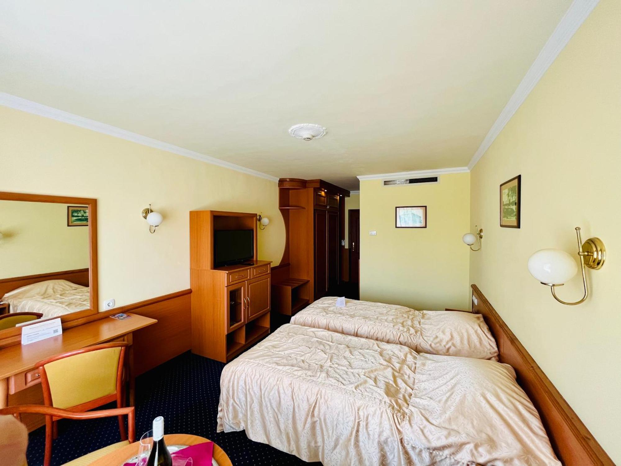 Hotel Korona Wellness, Rendezveny Es Borszalloda Эгер Экстерьер фото