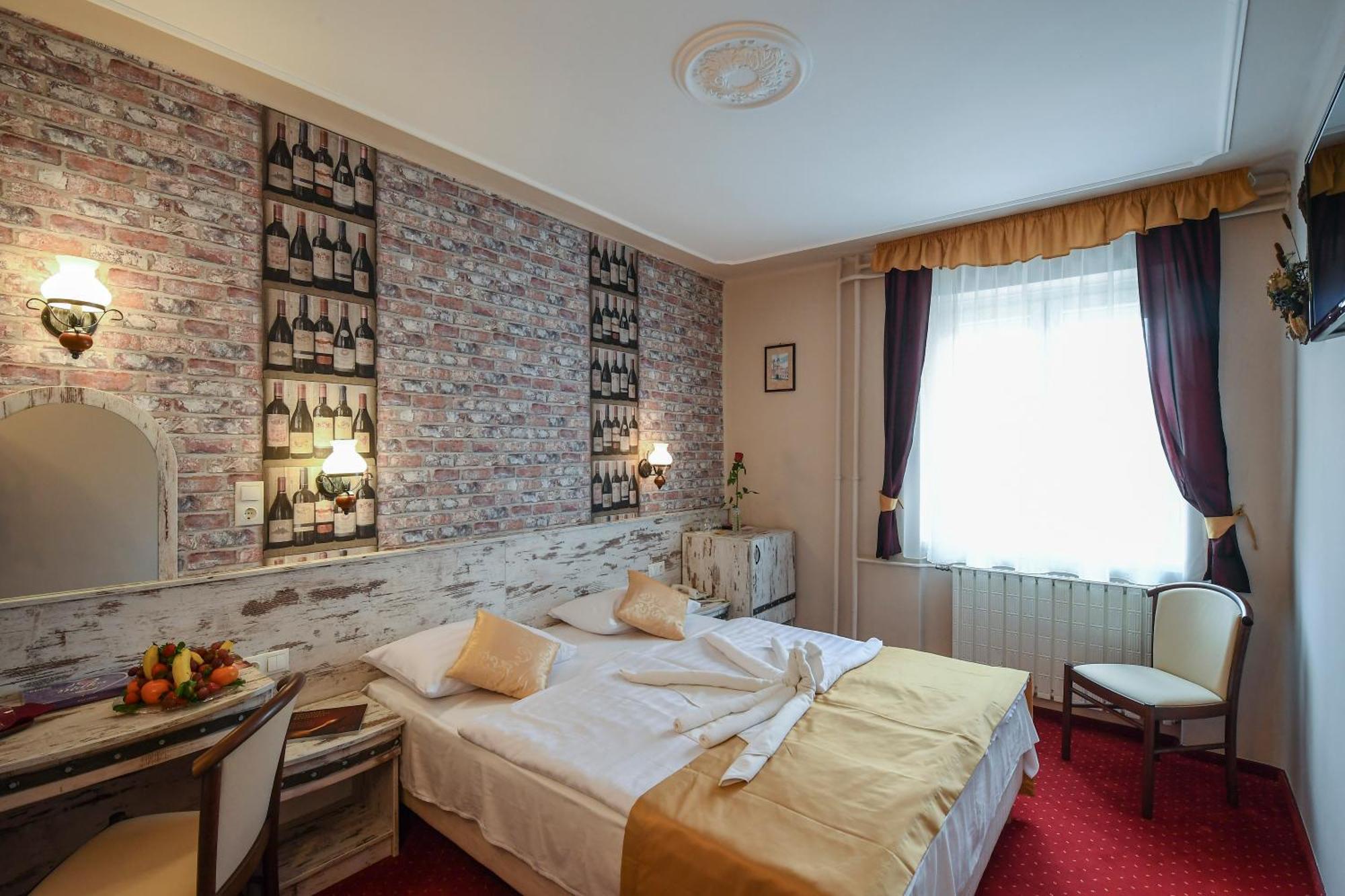 Hotel Korona Wellness, Rendezveny Es Borszalloda Эгер Экстерьер фото