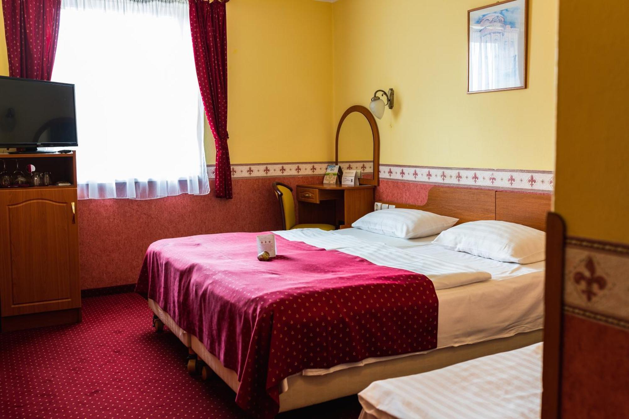 Hotel Korona Wellness, Rendezveny Es Borszalloda Эгер Экстерьер фото