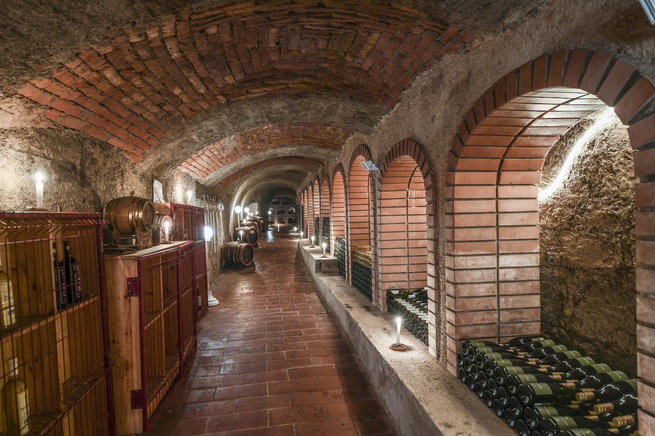 Hotel Korona Wellness, Rendezveny Es Borszalloda Эгер Экстерьер фото
